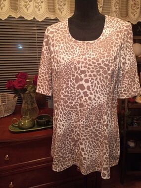 Women’s Taupe Animal Print Scoop Neck Tunic
